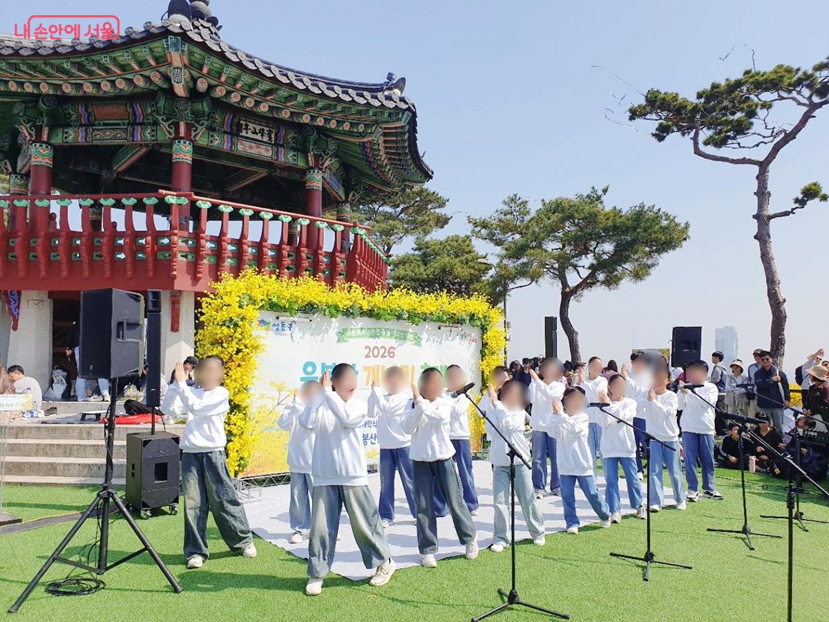 성동구 어린이 합창단의 축하무대 &copy;김병규