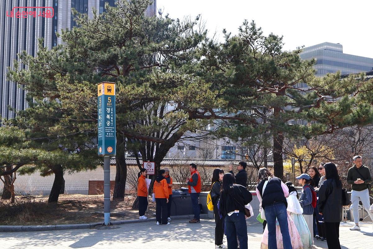 투어의 시작! 경복궁역 5번 출구에 참가자들이 속속 도착하고 있다. &copy;이봉덕