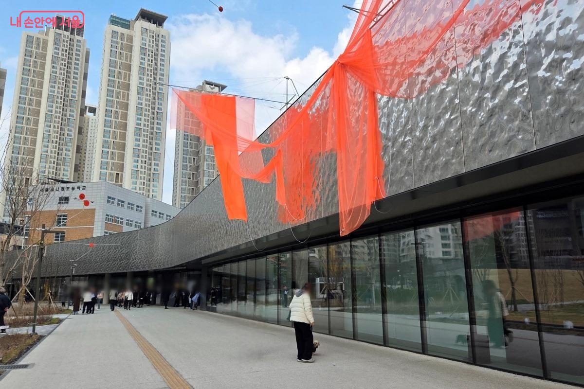 개관 기념으로 뉴미디어, 융복합 예술에 특화된 전시를 준비했다. &copy;김미선