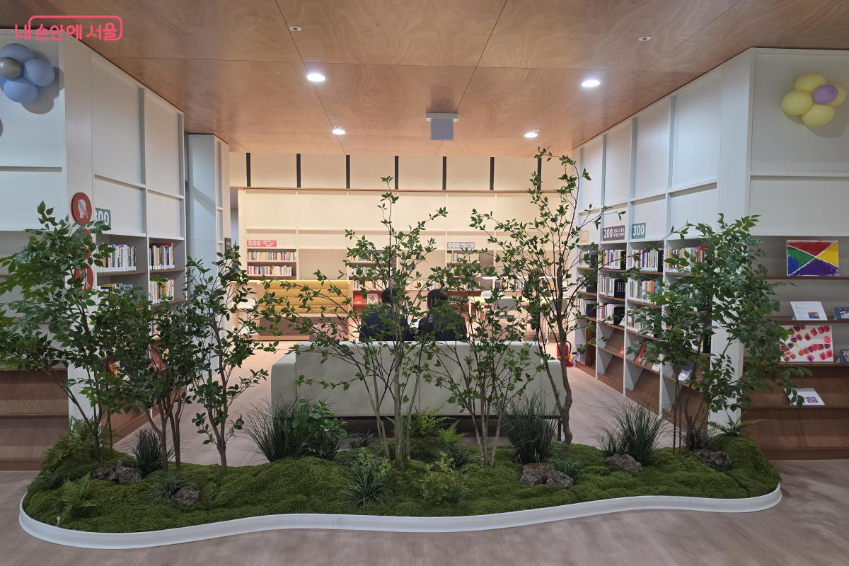 나무를 활용해 따듯한 분위기를 더했다. ⓒ조송연