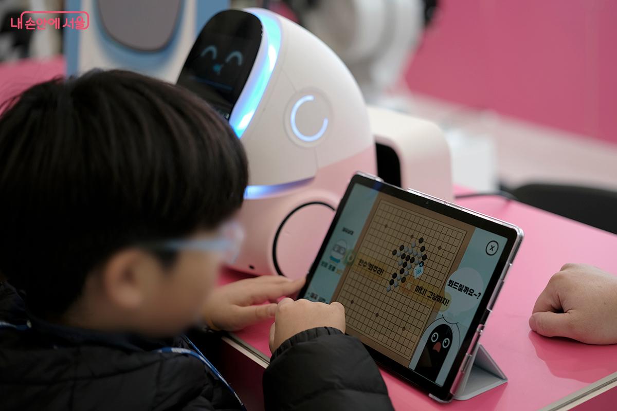 바둑을 함께 두는 등 새로운 가족이 되어주는 로봇, 케미 프렌즈(Cami-friends) ⓒ김아름