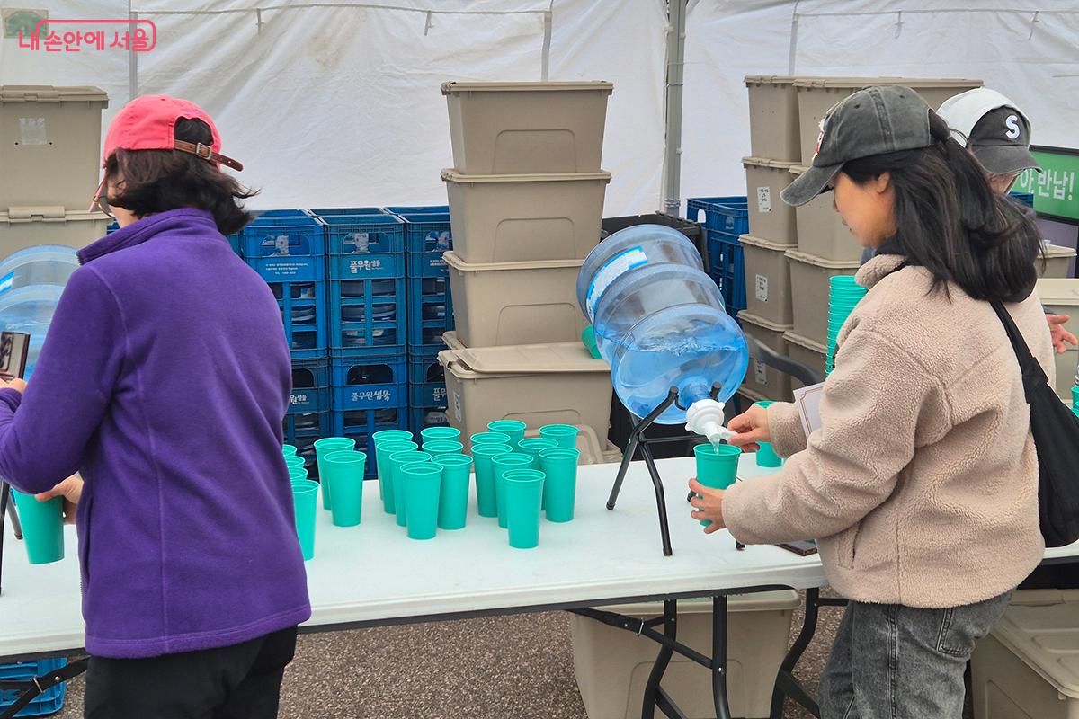 참가자들은 각자의 텀블러와 개인 물병을 챙겨와 급수대에서 물을 보충했다.