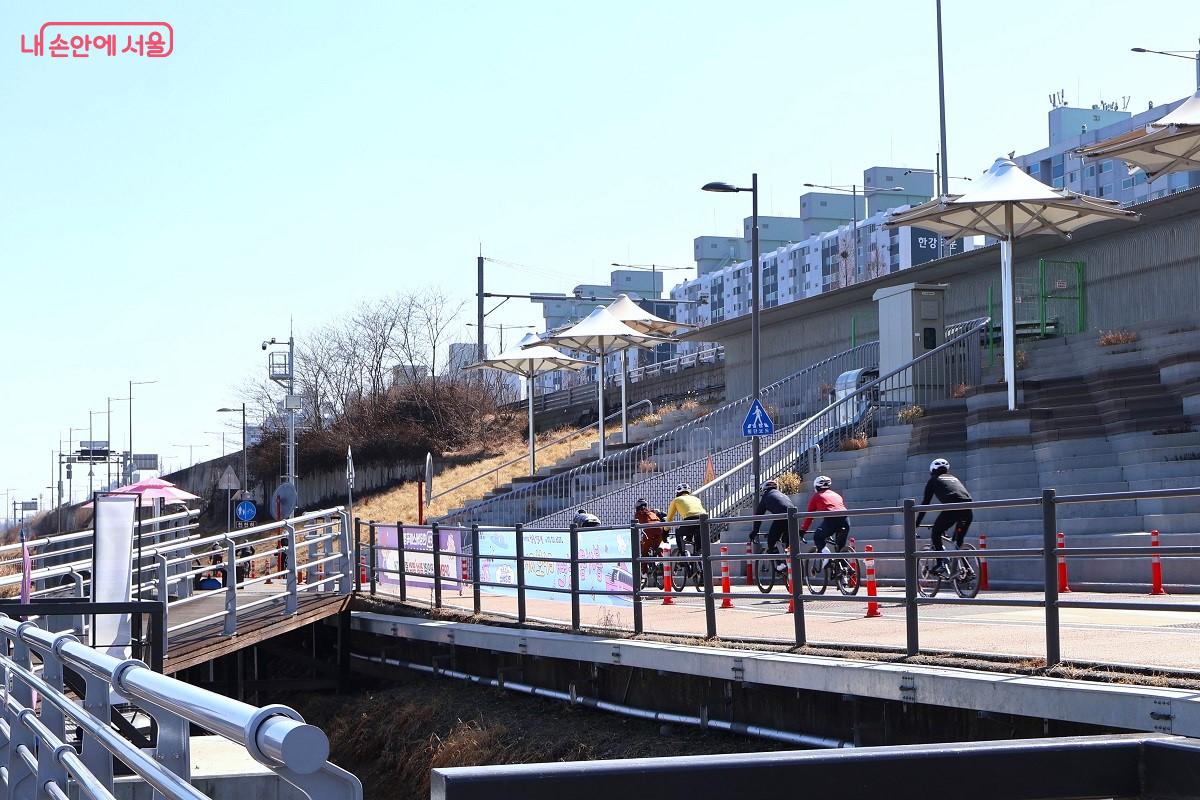 한강선착장 옆 강변에서 시민들이 줄지어 질주하며 활기차고 건강한 일상의 에너지를 발산한다. ⓒ이봉덕