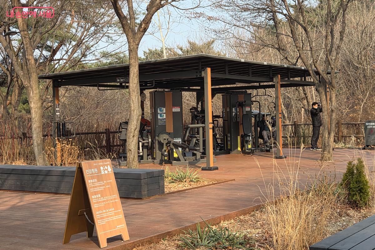 건강정원에서 운동기구를 이용하는 시민을 만날 수 있다. &copy;이다현 