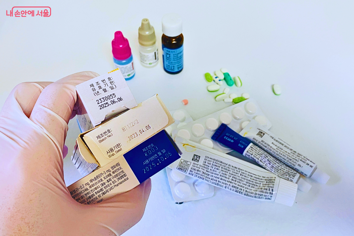 가정 내 유효기간이 경과하여 폐기가 필요한 의약품들을 정리해 올바르게 분리배출 하자  &copy;신창근