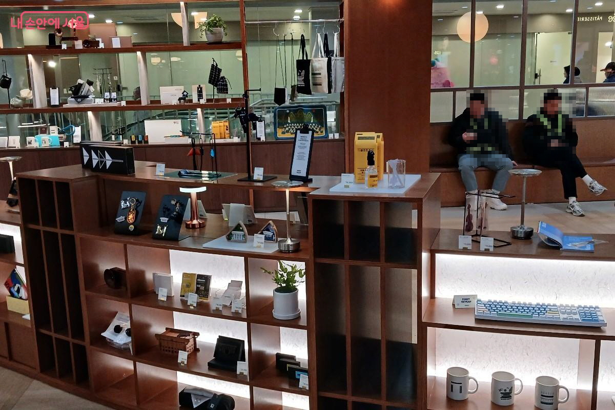 세종문화회관 1층 세종라운지에 서울 공식 굿즈샵 ‘서울마이소울샵 세종문화회관점’을 리뉴얼 오픈했다. ©임영근