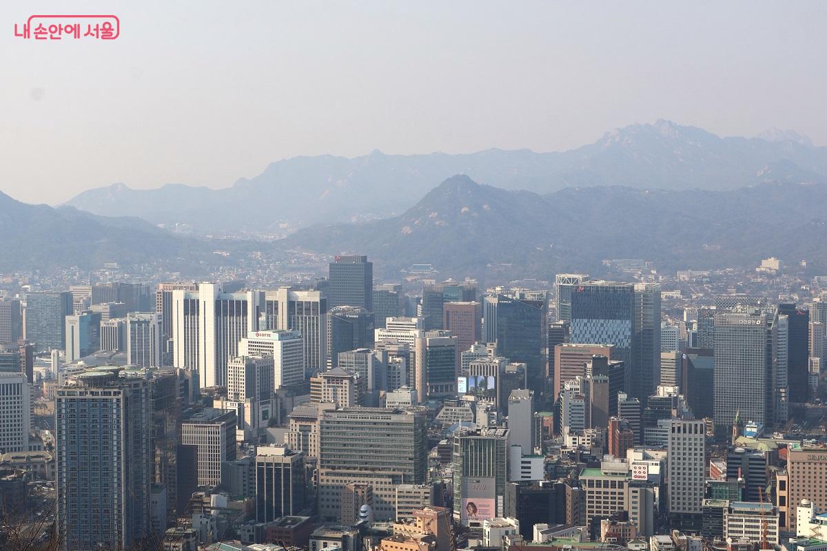 N서울타워에서 바라본 탁 트인 서울 도심과 수려한 산세 &copy;이봉덕