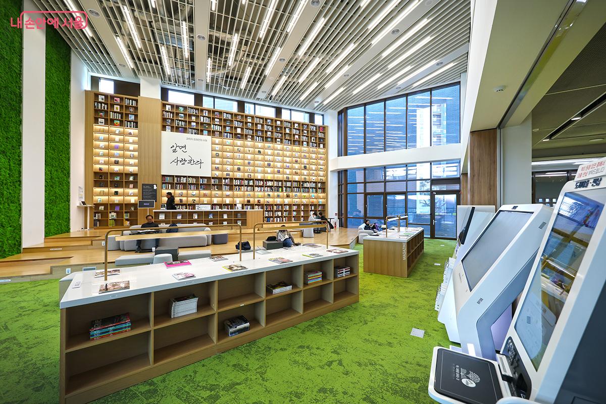 압도적인 스케일을 자랑하는 &lsquo;최재천 교수의 서재&rsquo; &copy;김주연