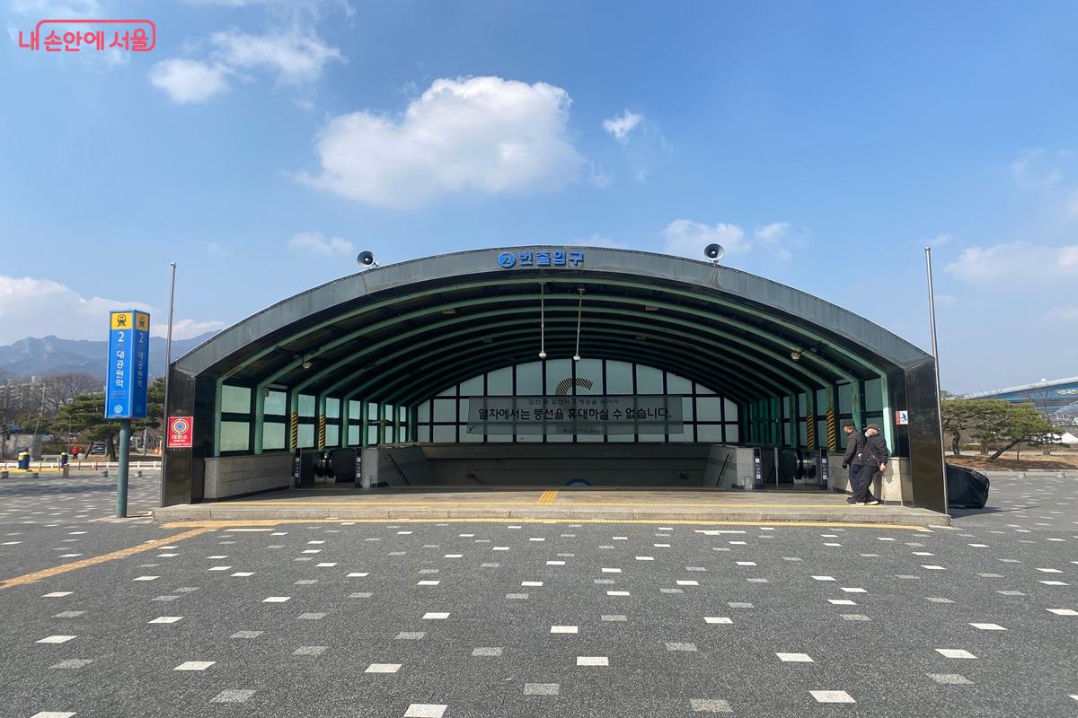 대공원역 2번 출구로 나오면 된다. &copy;이근석