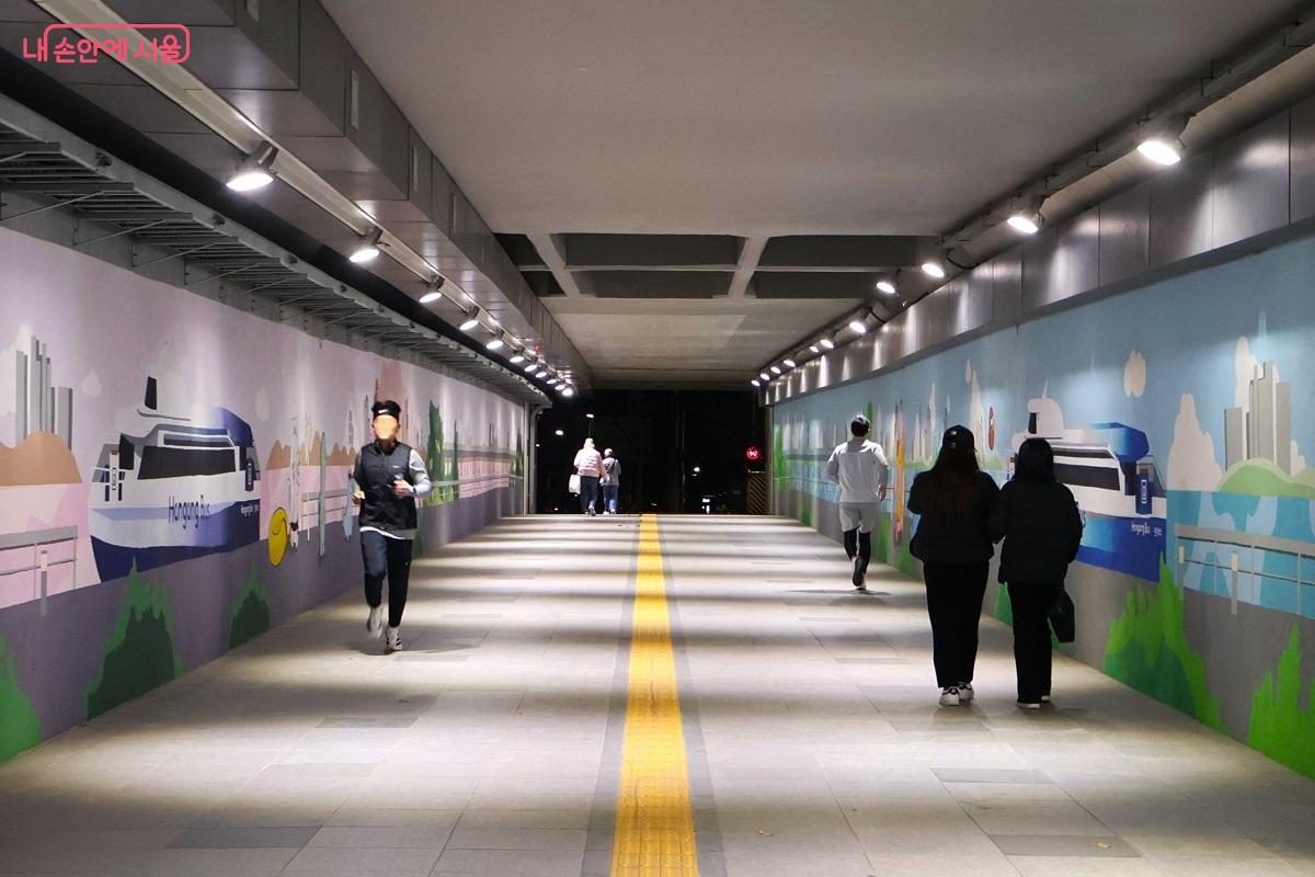 한강버스가 그려진 한강공원 나들목을 통과하며 내달리는 러너들의 모습에서 건강한 활력이 느껴진다. ⓒ이봉덕