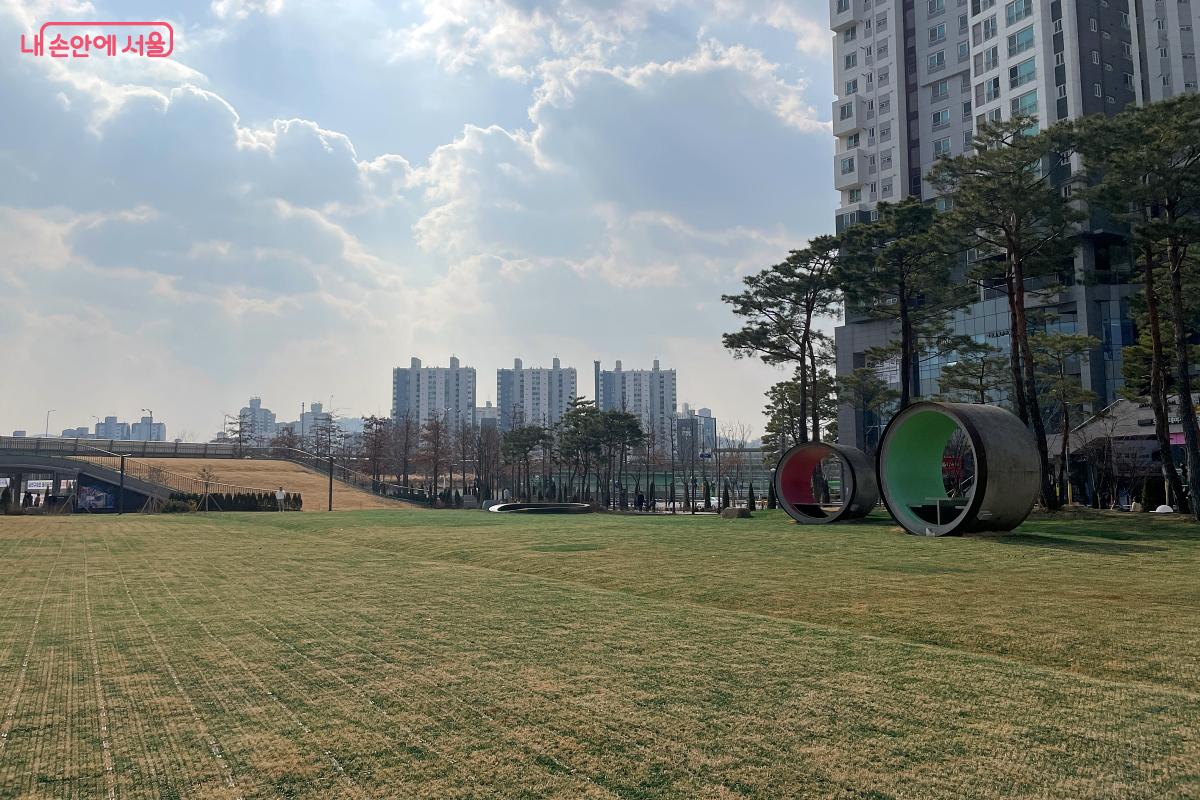 금나래 중앙공원 잔디광장. ⓒ 김수경