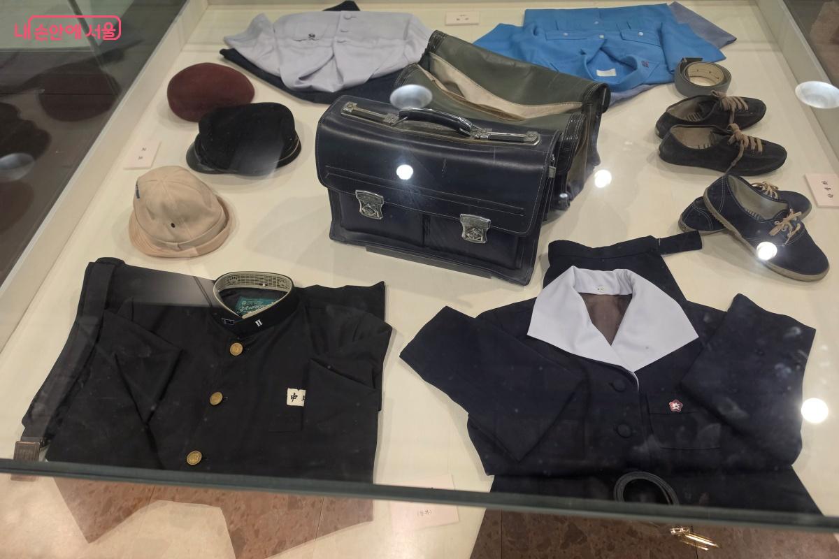 옛 교복과 신발 그리고 모자 &copy; 박승식