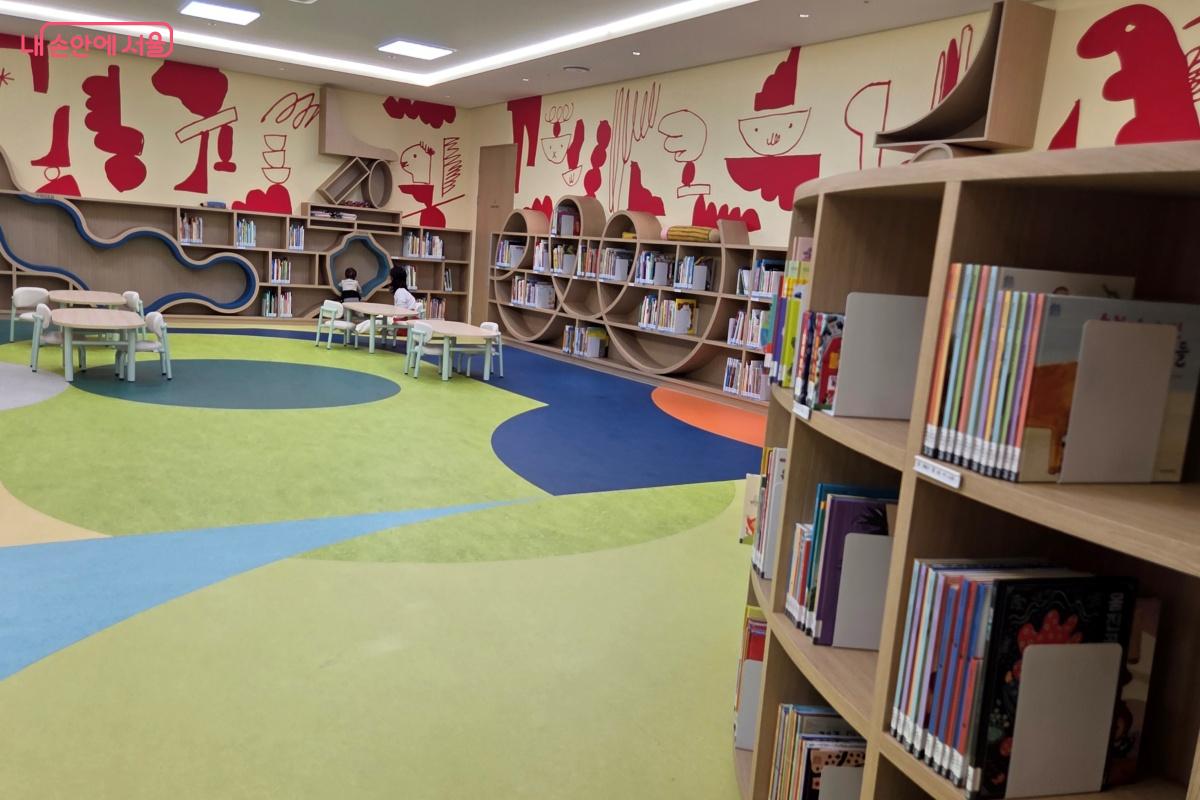 어린이 자료실의 책꽂이 모양도 다양했다. &copy;김미선 