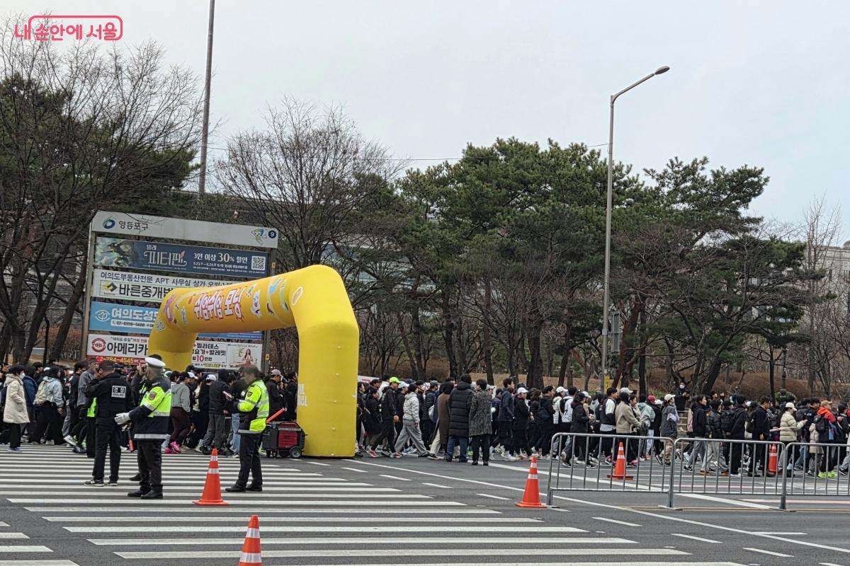 &ldquo;쉬엄쉬엄 모닝 파이팅!&rdquo;을 외치며 마포대교를 향해 출발했다. &copy;김미선
