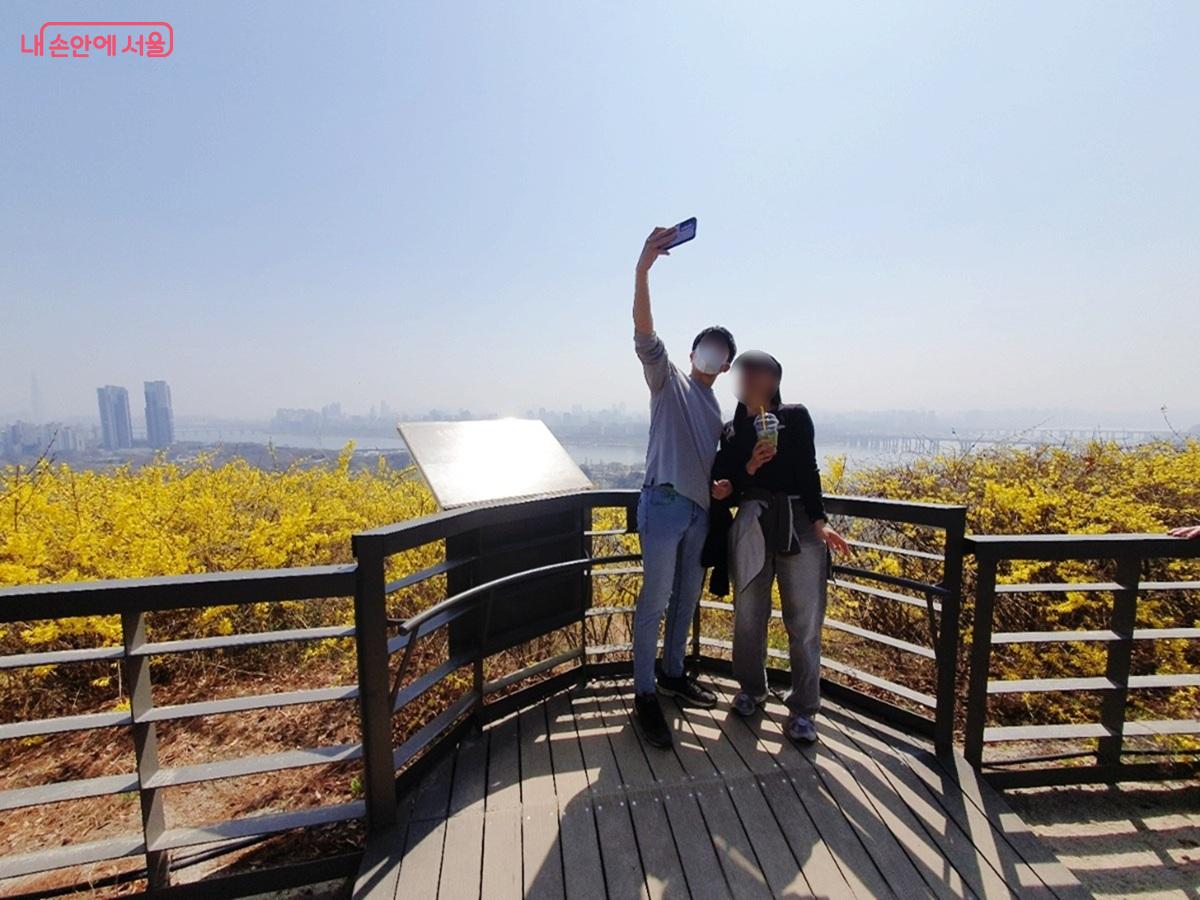 개나리와 함께 추억을 만끽할 수 있는 응봉산 &copy;김병규