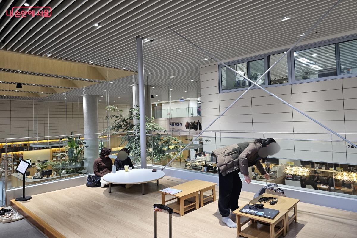 9미터 길이의 원목 평상과 바 테이블이 마련되어 있다 ⓒ염지연