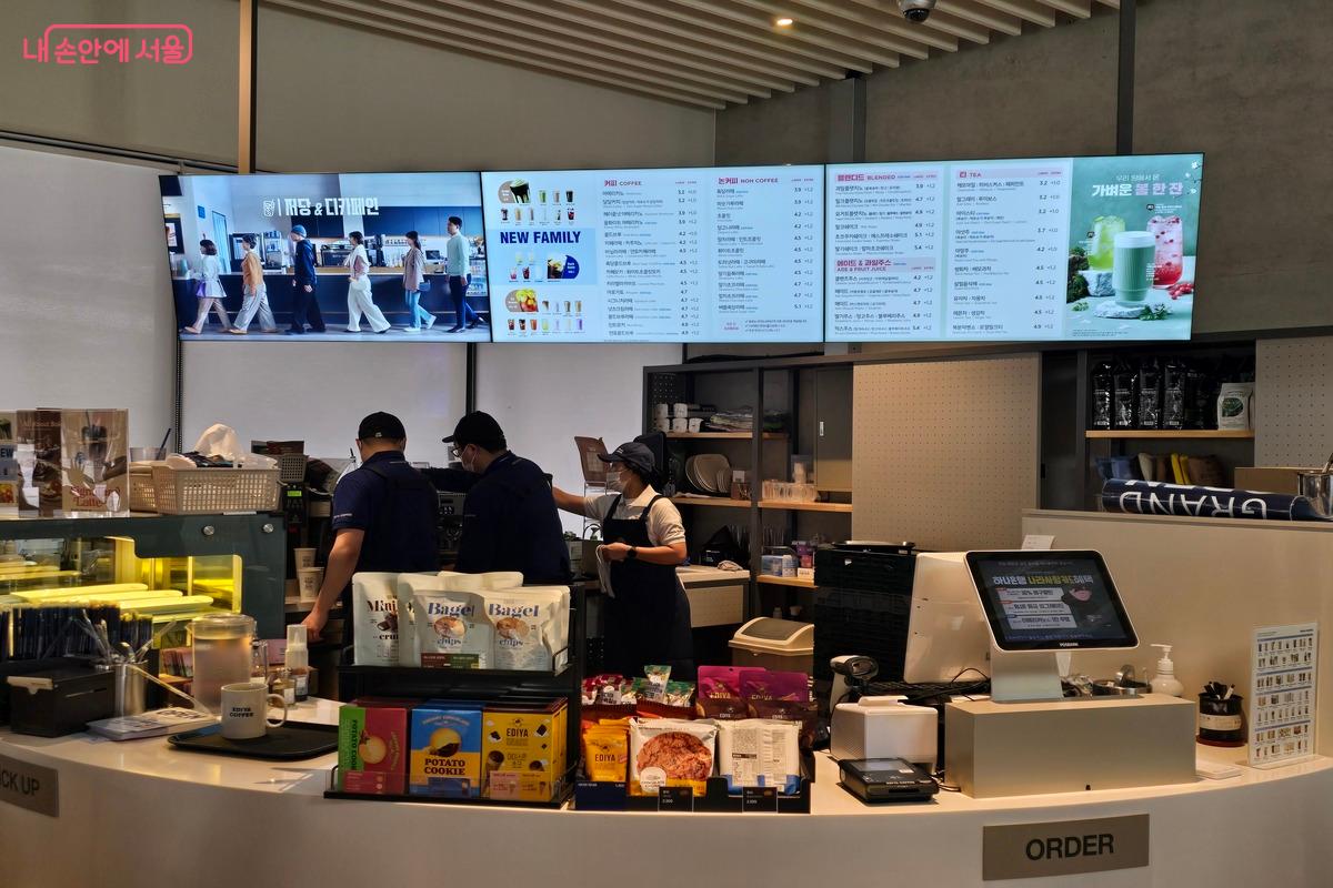 1층 카페에서는 다양한 음료를 이용할 수 있다