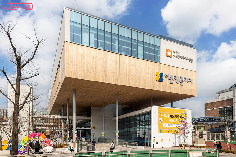 전국 최초 복지문화복합시설 &lsquo;어울림플라자&rsquo;가 강서구 등촌동에 문을 열었다.
