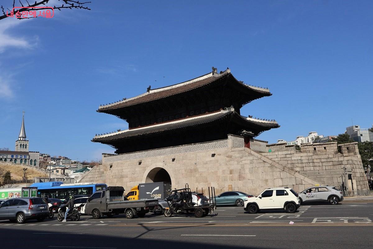 한양도성 순성길 낙산구간 출발 지점인 동대문(흥인지문) 전경 &copy;이봉덕