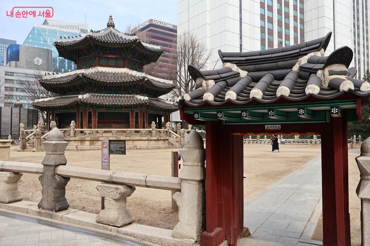 빌딩 숲 사이 고고하게 자리한 환구단 황궁우와 협문이 조화를 이룬다. &copy;김대진 