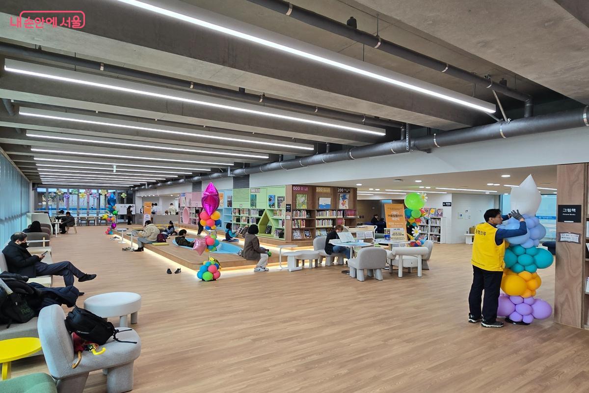 지하 1층 도서관&middot;어린이자료실 전경 &copy;강사랑 