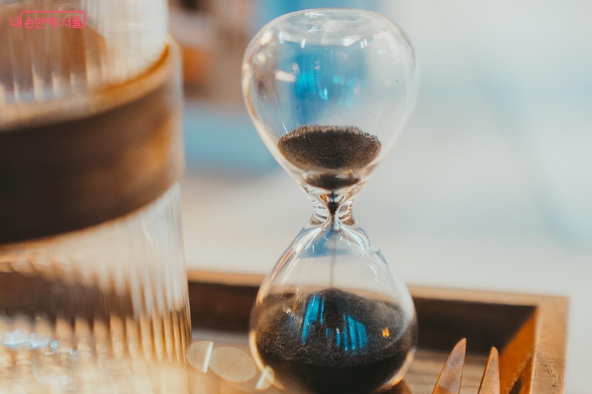 모래시계가 떨어지는 동안 마음을 가라앉히고 오롯이 나에게 집중한다. ©김성무
