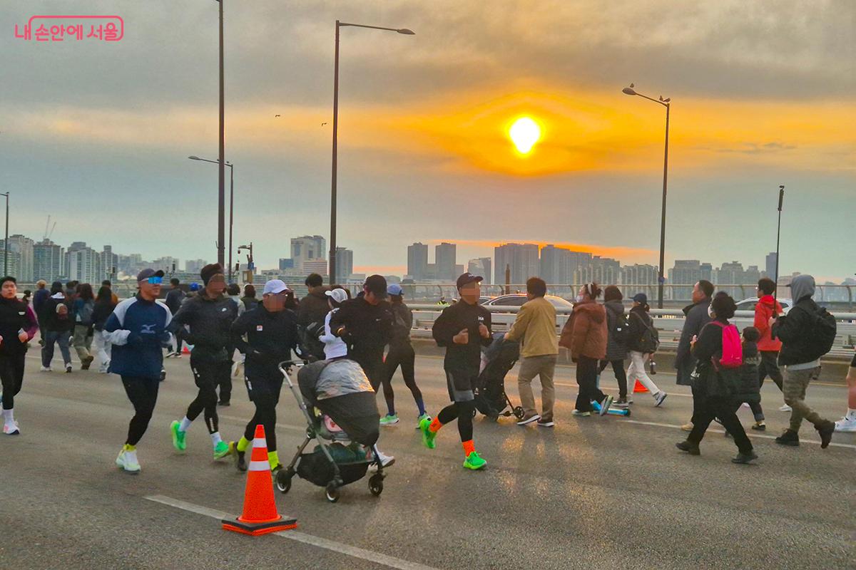 유아차를 밀며 함께 달리는 가족의 행렬은 이번 행사의 핵심은 '경쟁'이 아닌 '공존'이라는 사실을 잘 보여준다.