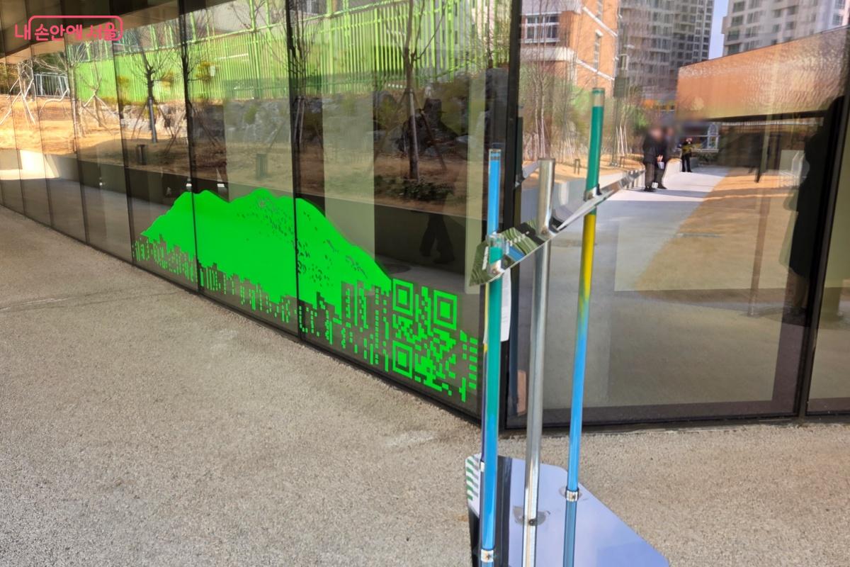 야외 공간에서 다양한 방식으로 작품을 마주한다. &copy;김미선