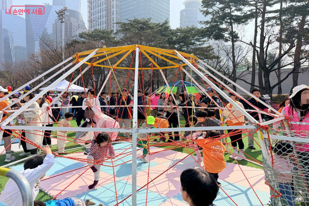 여의도 공원 문화의 광장에서는 서울형 키즈카페(야외)가 설치되어 아이들이 즐거운 시간을 보낼 수 있다.