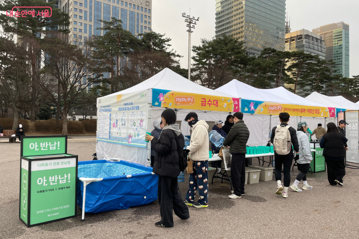 급수대 위에 놓인 다회용 컵들 &copy;이서윤