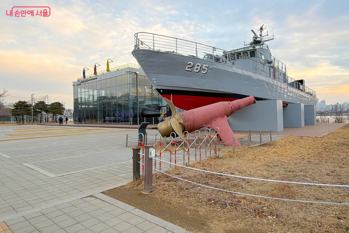 1978년 건조되어 실전 배치된 참수리 고속정(PKM-285) &copy;이미현