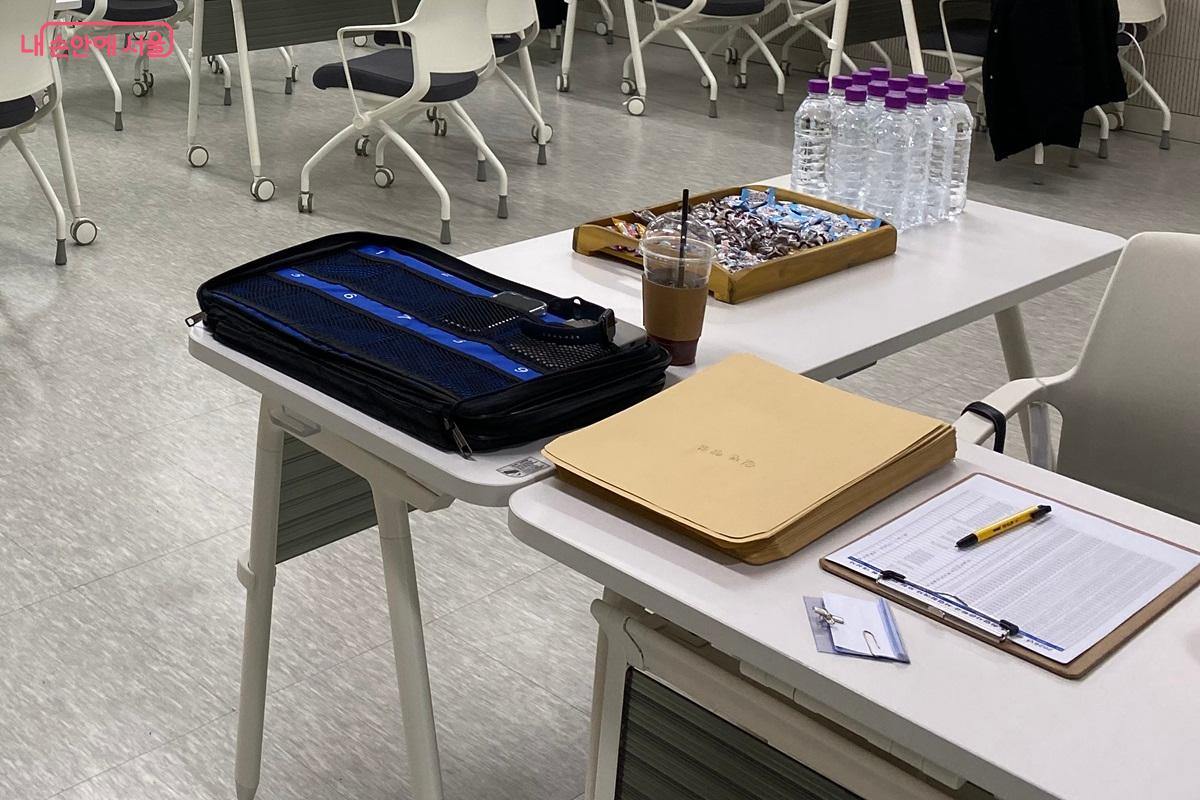 면접 참가자 접수를 마치고 대기실로 향했다. &copy;이근석