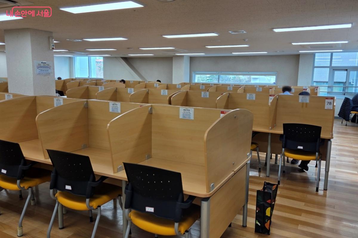 일반 열람실이 아닌 독서실 책상에서 집중할 수 있도록 조성된 공간이었다. ⓒ김미선