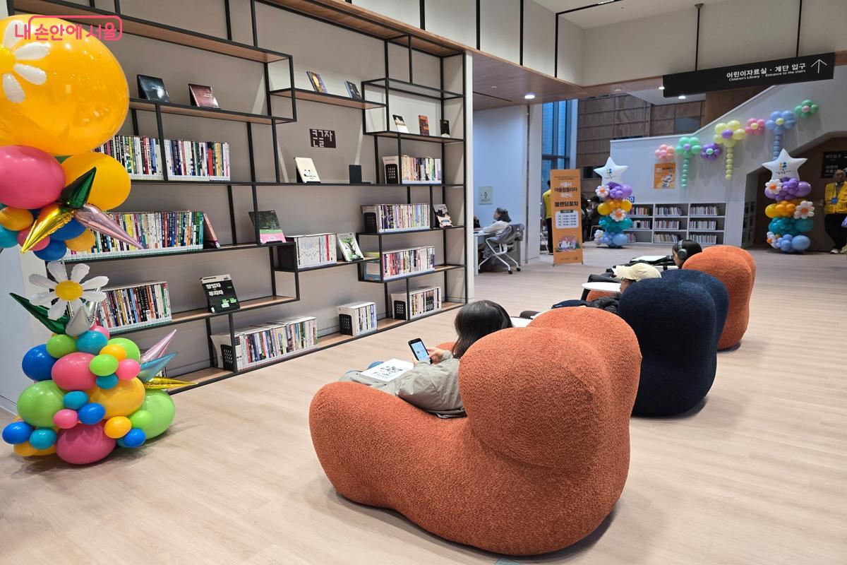 편안한 소파에 앉아 독서에 몰두하고 있는 이용자들 &copy;강사랑 