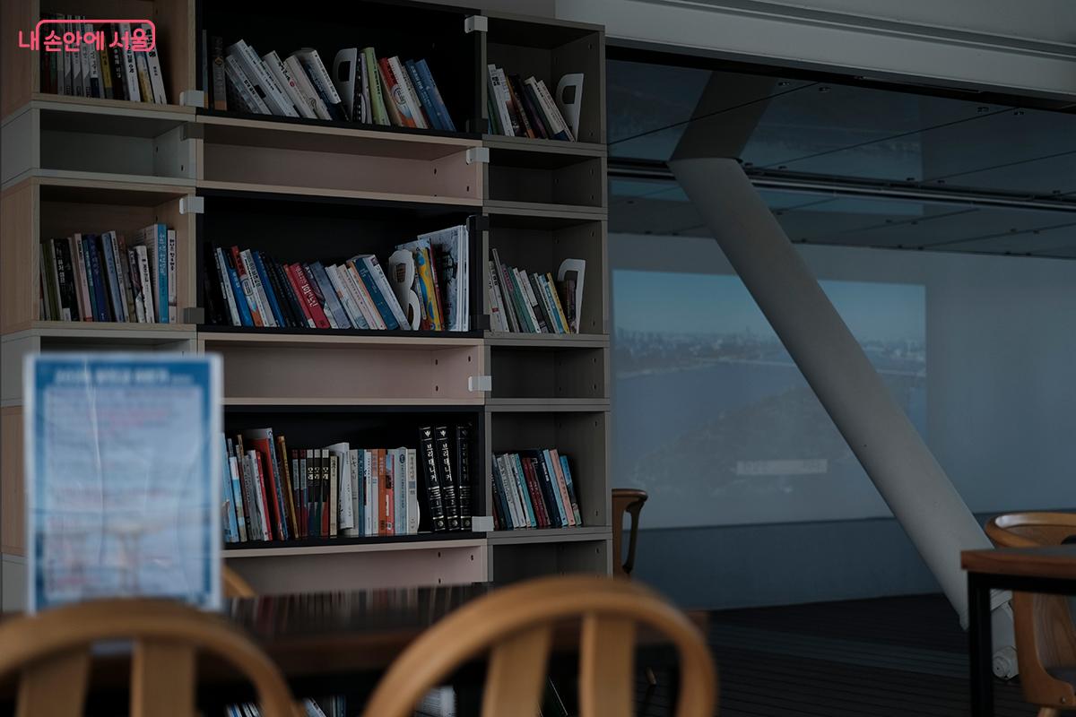 작은 서가가 마련돼 있어 독서를 즐길 수 있다. &copy;김아름
