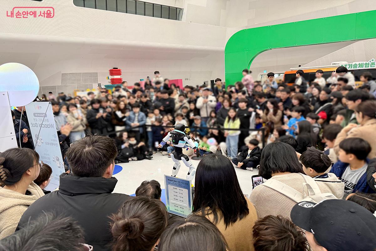 휴머노이드 로봇 '우치봇'이 로제의 '아파트' 노래에 맞춰 팔다리를 흔들며 춤을 추고 있다. ©김미정