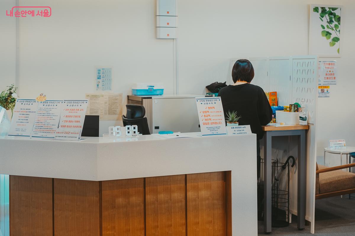 다락 입구에 위치한 화이트톤의 깔끔한 안내 데스크와 직원 &copy;김성무