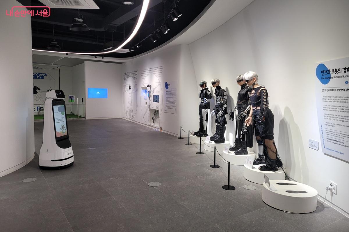 3층에 위치한 &lsquo;생각하는 로봇, 질문하는 인간&rsquo; 전시 공간 &copy;조연