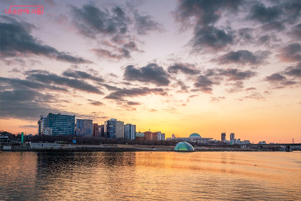 노을에 물든 여의도 한강 ⓒ장신자