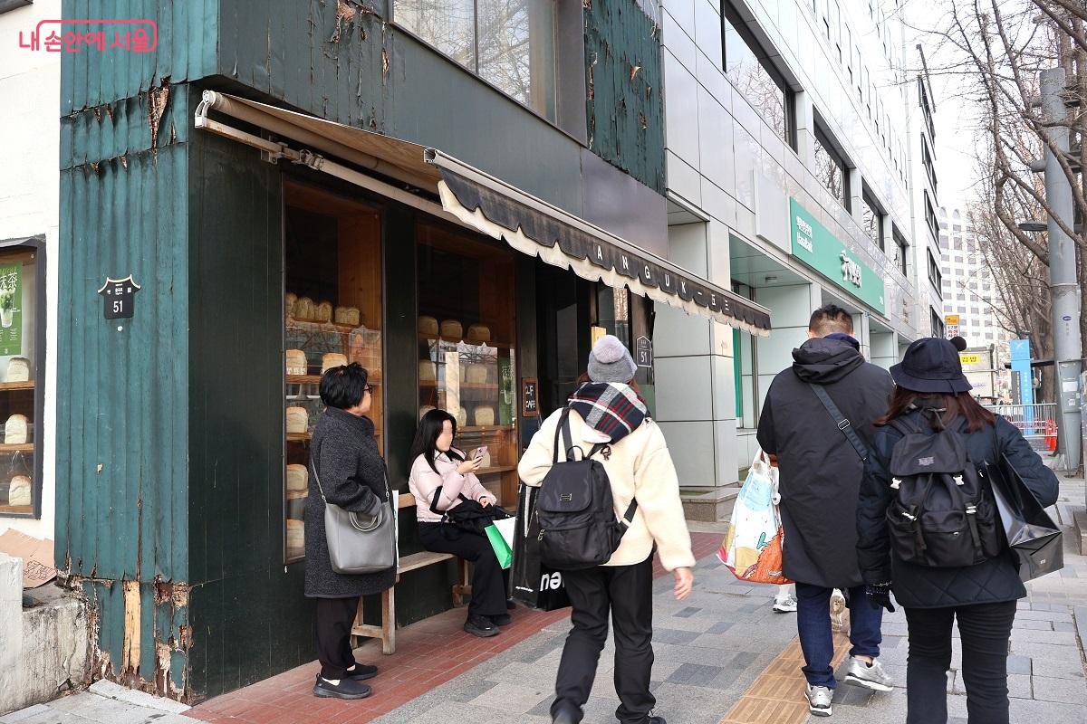 시민들의 일상이 흐르는 공간으로 변모한 안국동의 이준 열사 집터 주변 &copy;김대진 