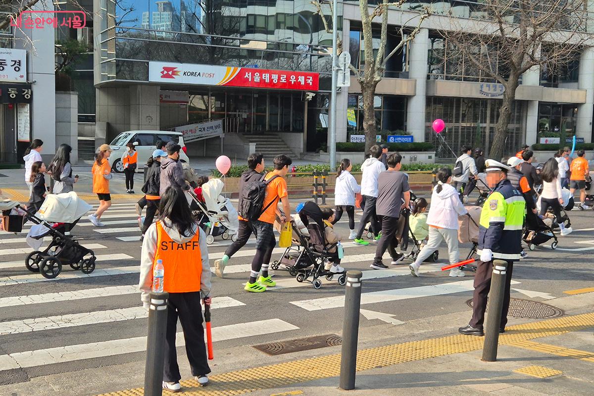 안전 스태프들과 경찰 인력들의 노력으로 안전 사고 하나 없는 원활한 행사가 이어졌다.