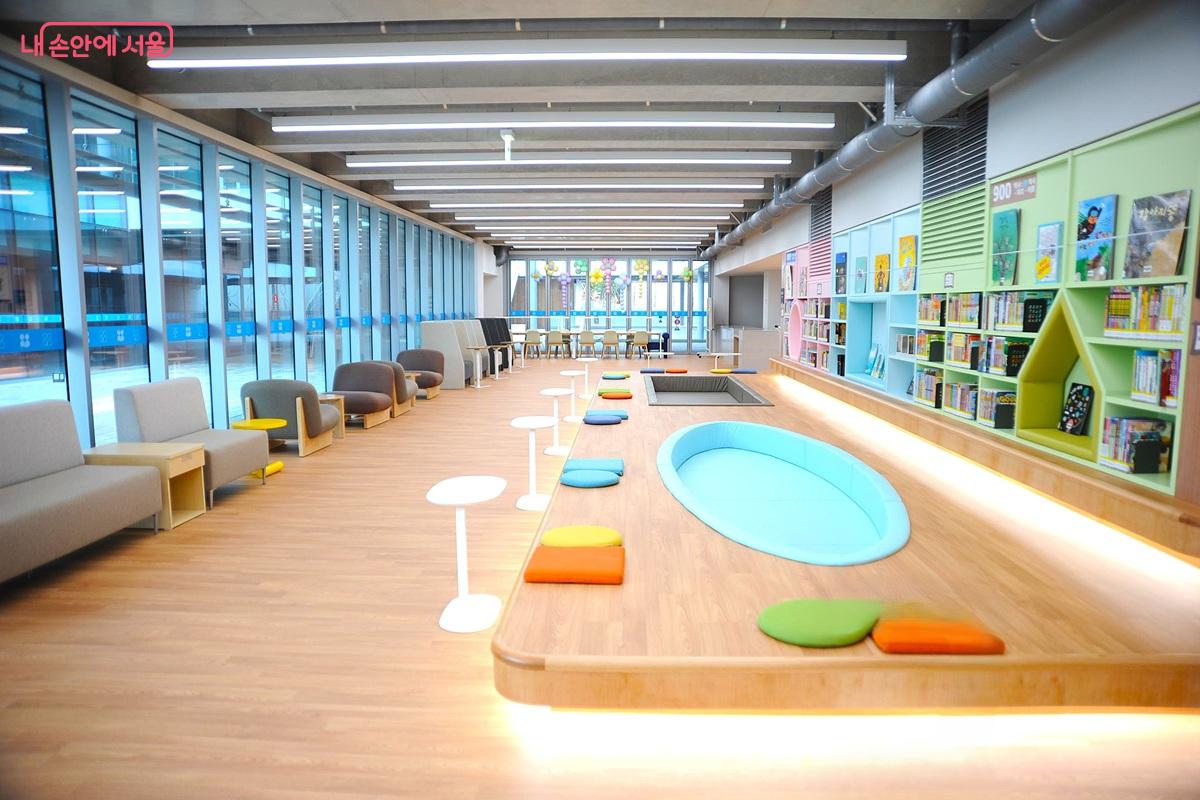 어린이자료실은 놀이와 독서를 함께 할 수 있는 환경으로 조성했다. &copy;조수봉