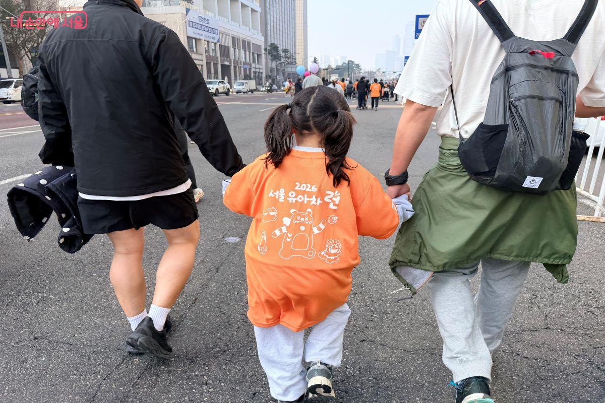 엄마, 아빠 손을 잡고 참여한 어린이의 모습