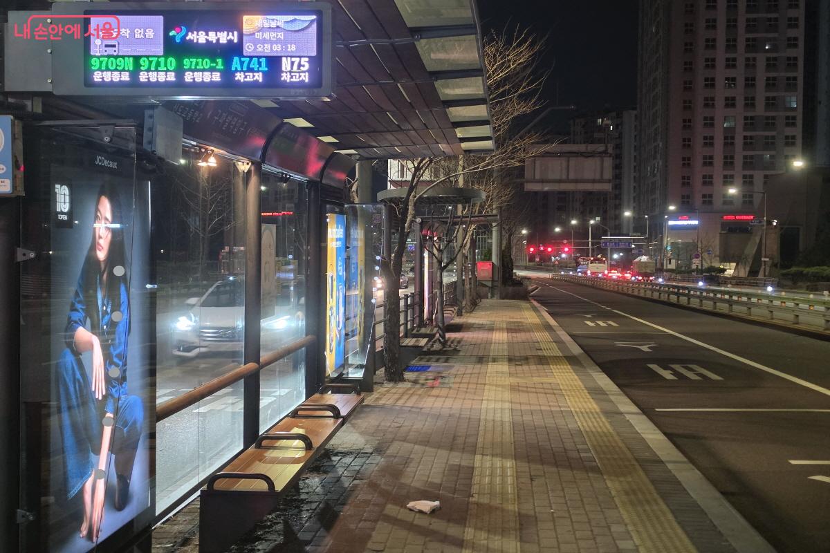 새벽 3시 25분쯤, 구파발역 중앙버스정류장.