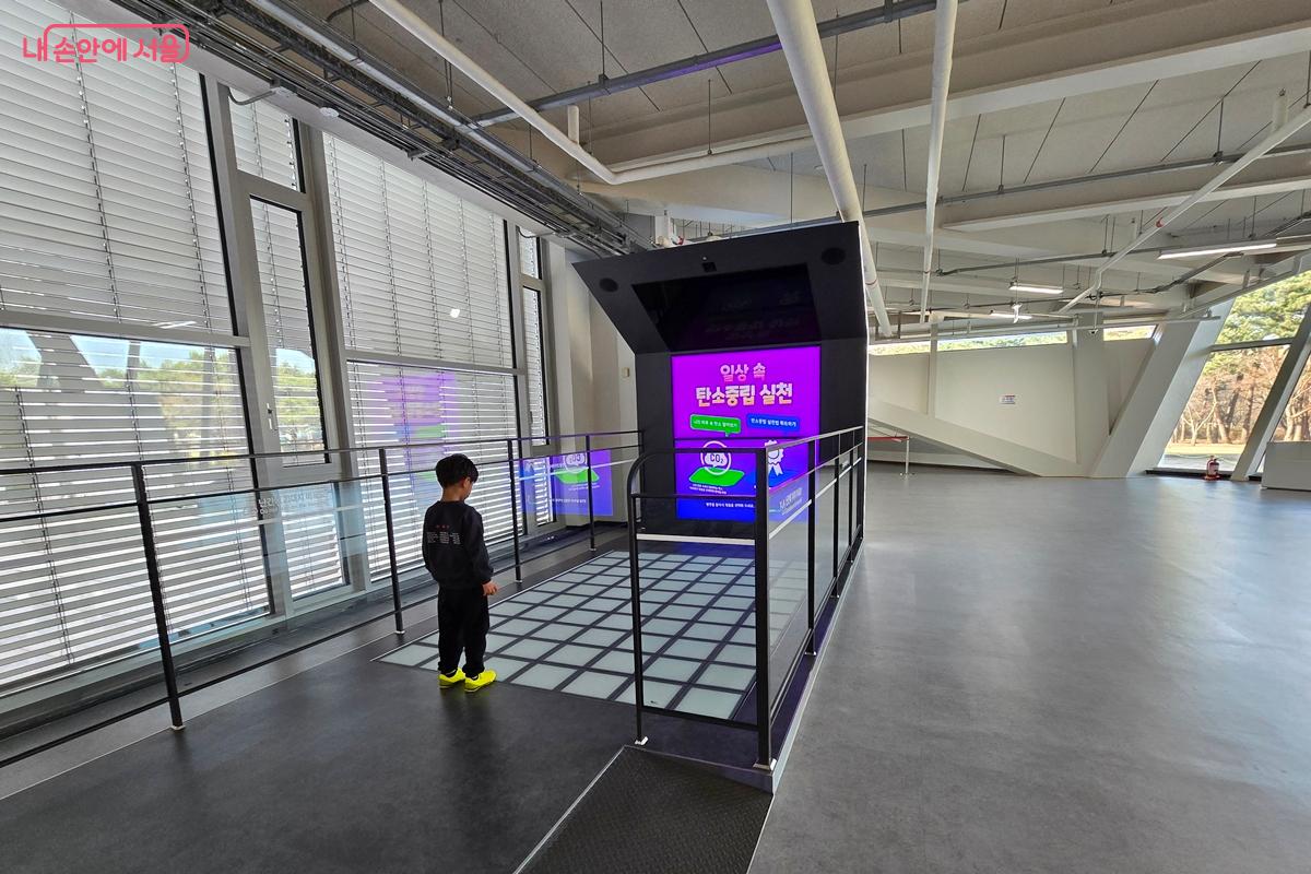 몸으로 퀴즈를 맞추고 있는 아이 &copy;김윤경