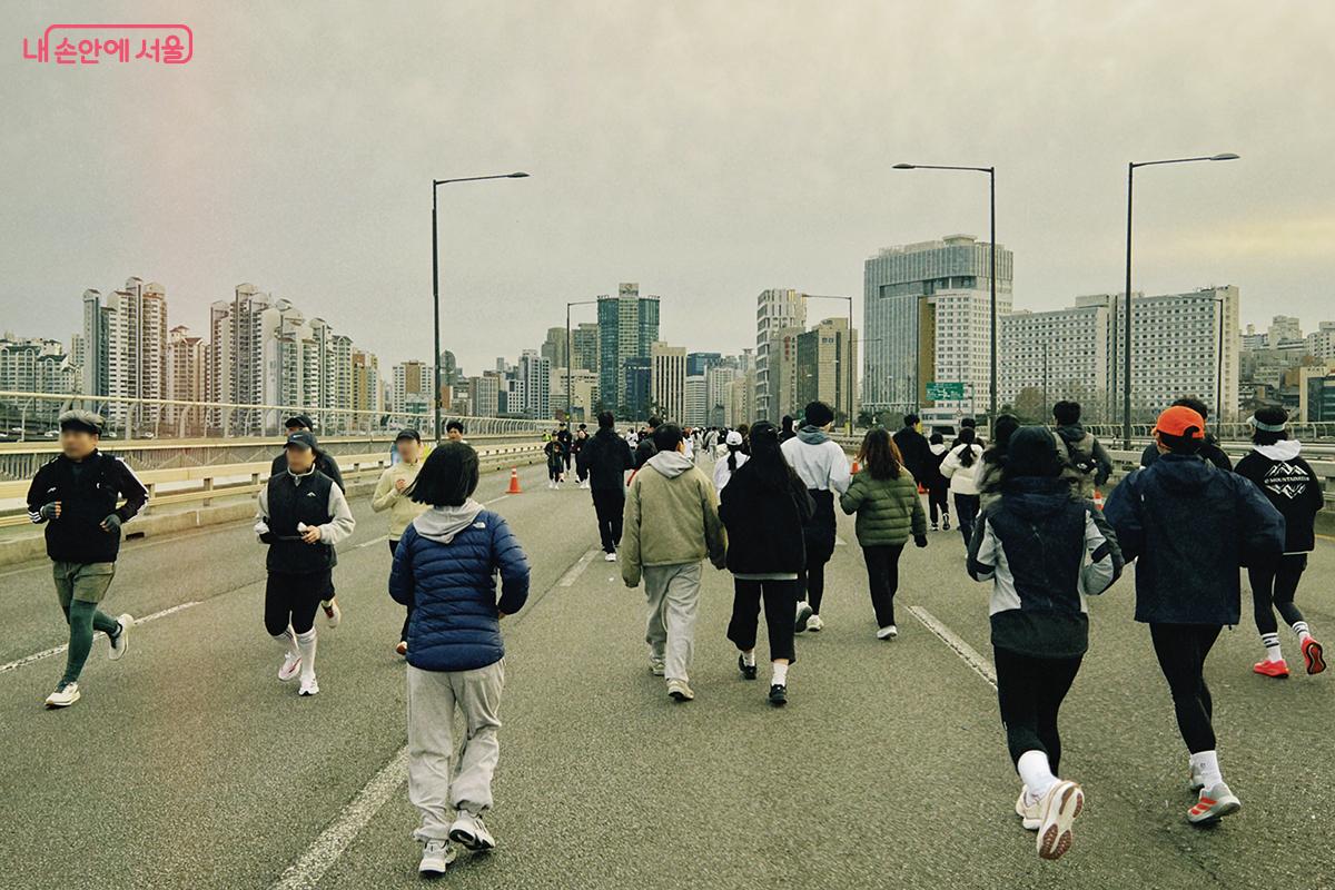 벌써 반환점을 돌아 여의도공원을 향하는 시민들도 있었다. 7시~9시 사이에 저마다의 체력과 상황에 맞는 속도로 참여하면 된다. ⓒ김아름