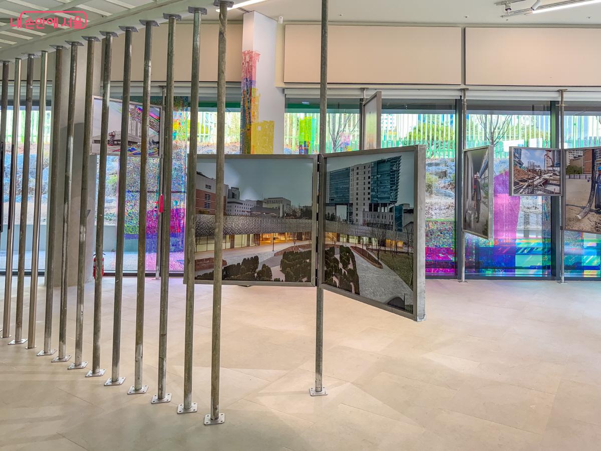 개관 특별전 <우리의 시간은 여기서부터> 전시 모습 &copy;이병문