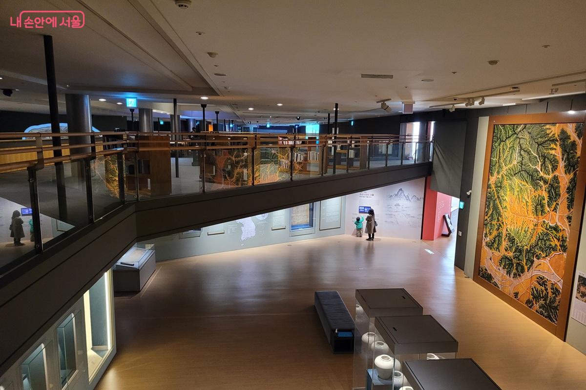 서울역사박물관 전시 공간에서 부모가 아이에게 전시물을 설명하며 함께 관람하는 모습 &copy;조연