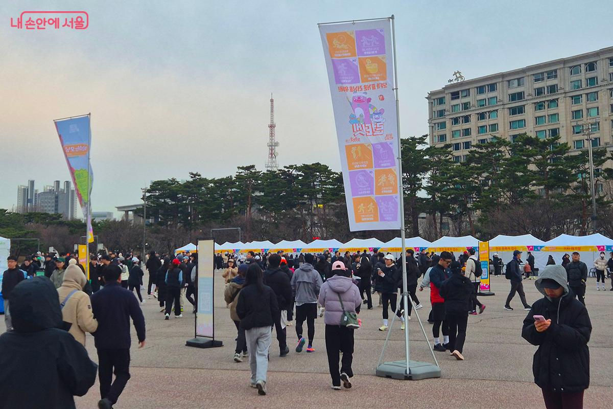 서울시가 야심 차게 선보인 생활체육 프로그램 &lsquo;쉬엄쉬엄 모닝&rsquo;의 첫 현장은 시민들의 열기로 가득찼다.
