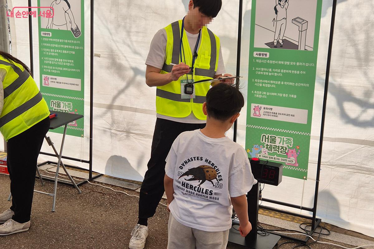 유연성 측정, 악력 측정 등 다양한 체력 측정이 이어졌다. &copy;정향선